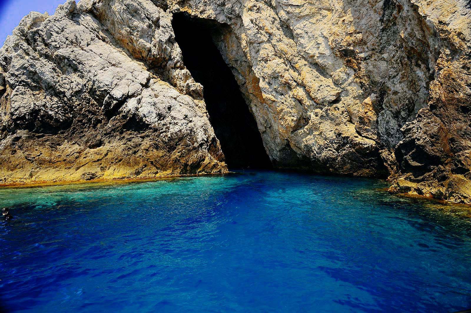 Medvidina cave Biševo excursions trips